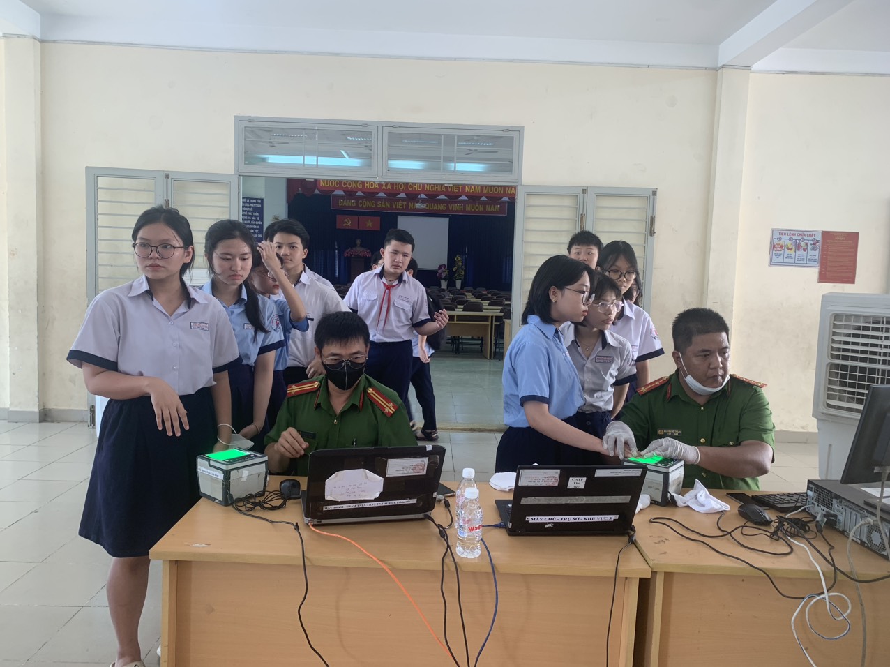 Triển khai chạy &quot;nước rút&quot;, Công an TP.HCM làm việc đến 9h tối để cấp CCCD cho học sinh  - Ảnh 4.