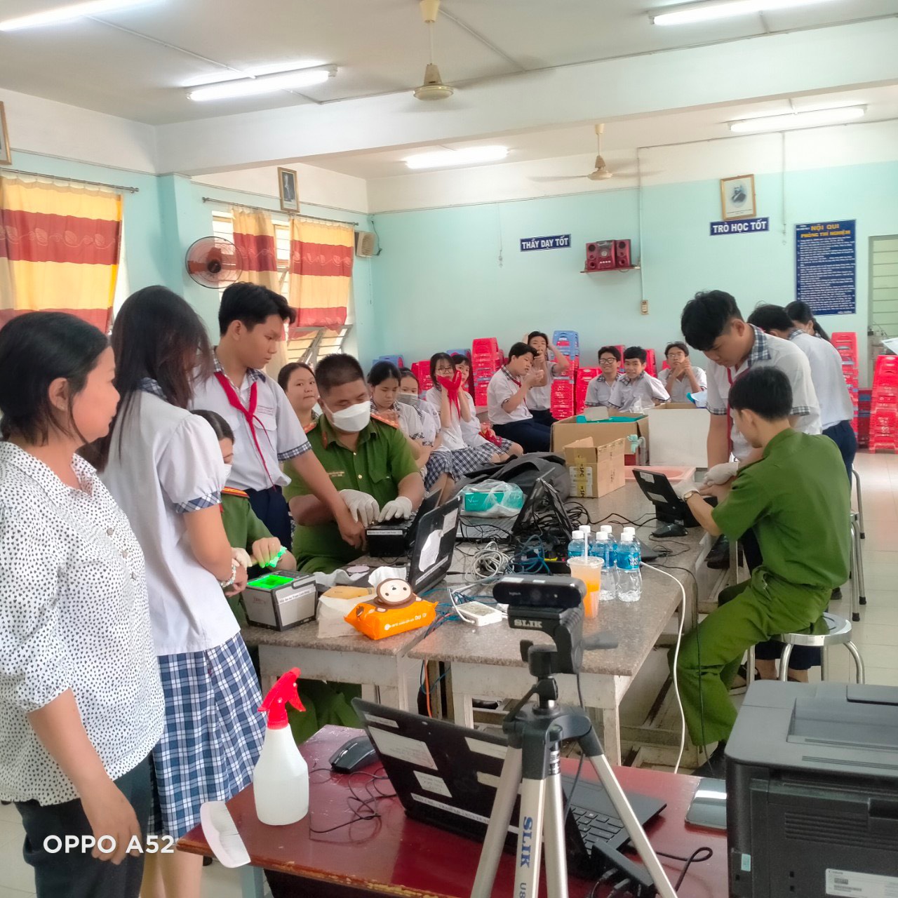 Triển khai chạy &quot;nước rút&quot;, Công an TP.HCM làm việc đến 9h tối để cấp CCCD cho học sinh  - Ảnh 3.