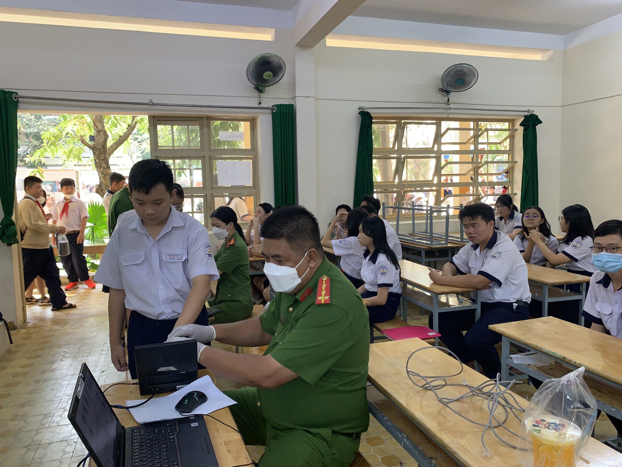 Triển khai chạy &quot;nước rút&quot;, Công an TP.HCM làm việc đến 9h tối để cấp CCCD cho học sinh  - Ảnh 1.