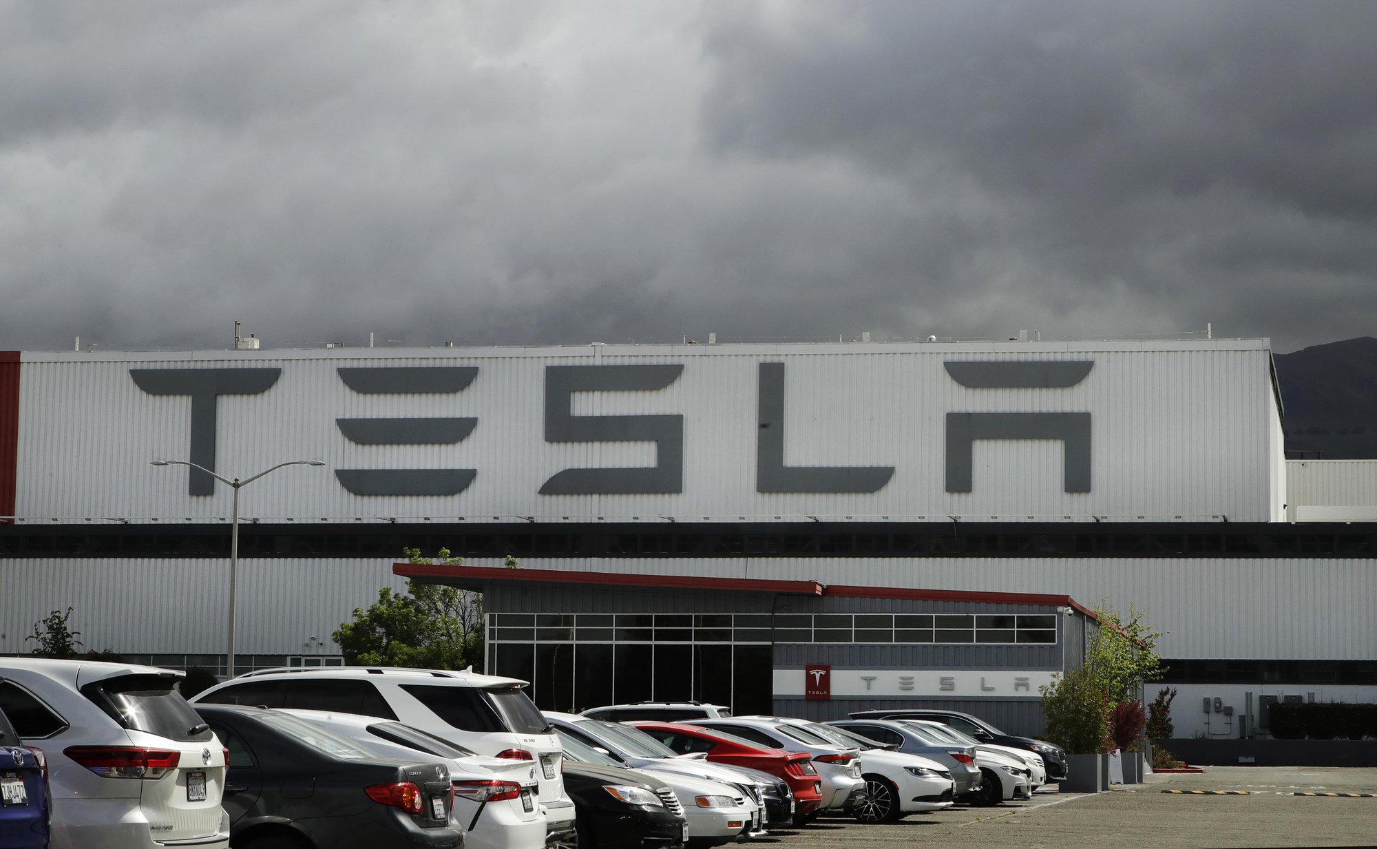 Dịch vụ này của Tesla là một vấn đề, nhưng nó không ảnh hưởng chút nào đến doanh số bán hàng . Vì vậy, Tesla sẽ không tập trung vào vấn đề dịch vụ này cho đến khi họ nhận thấy doanh số bán hàng sụt giảm. Ảnh: @AFP.