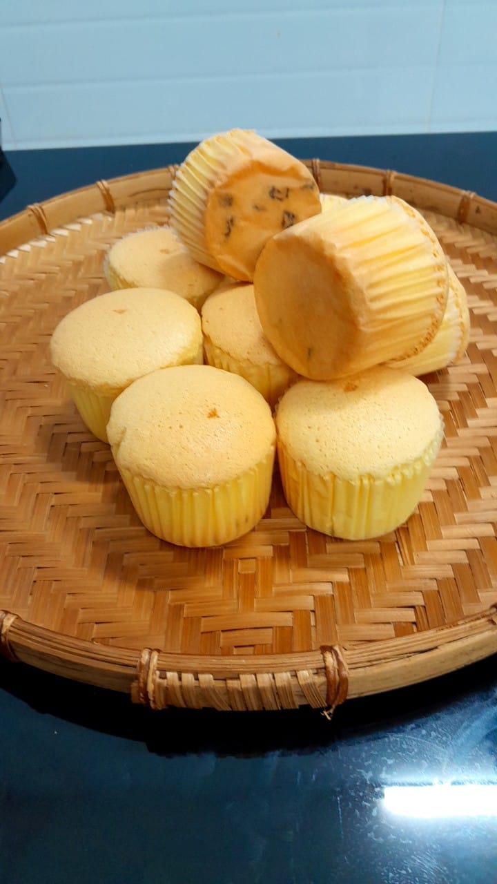 Mách bạn cách làm bánh bông lan &quot;cupcake&quot; bằng nồi chiên không dầu mềm thơm - Ảnh 1.
