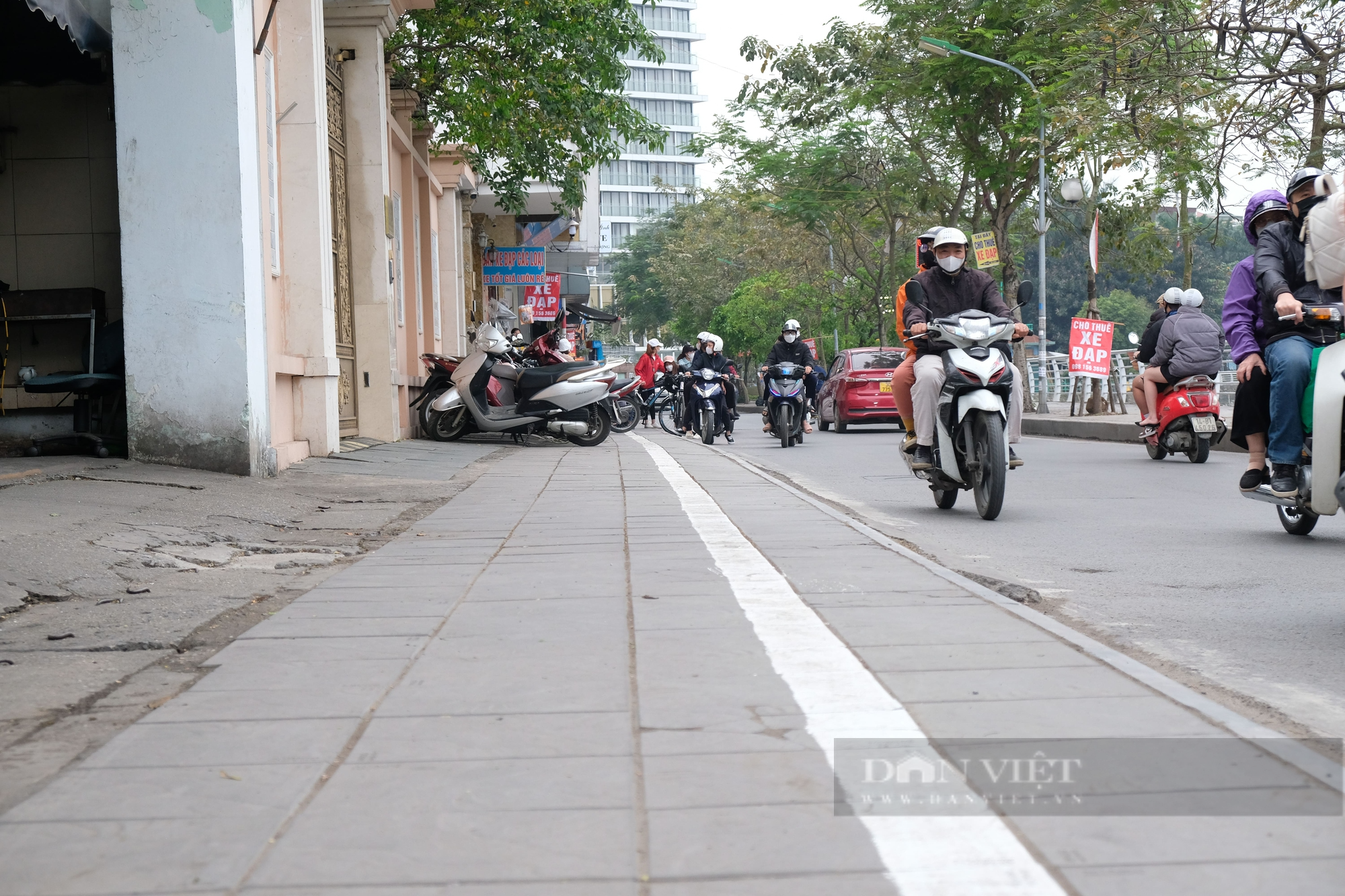 Xuất hiện những vạch kẻ đầy &quot;bất ổn&quot; trên vỉa hè quanh Hồ Tây - Ảnh 9.