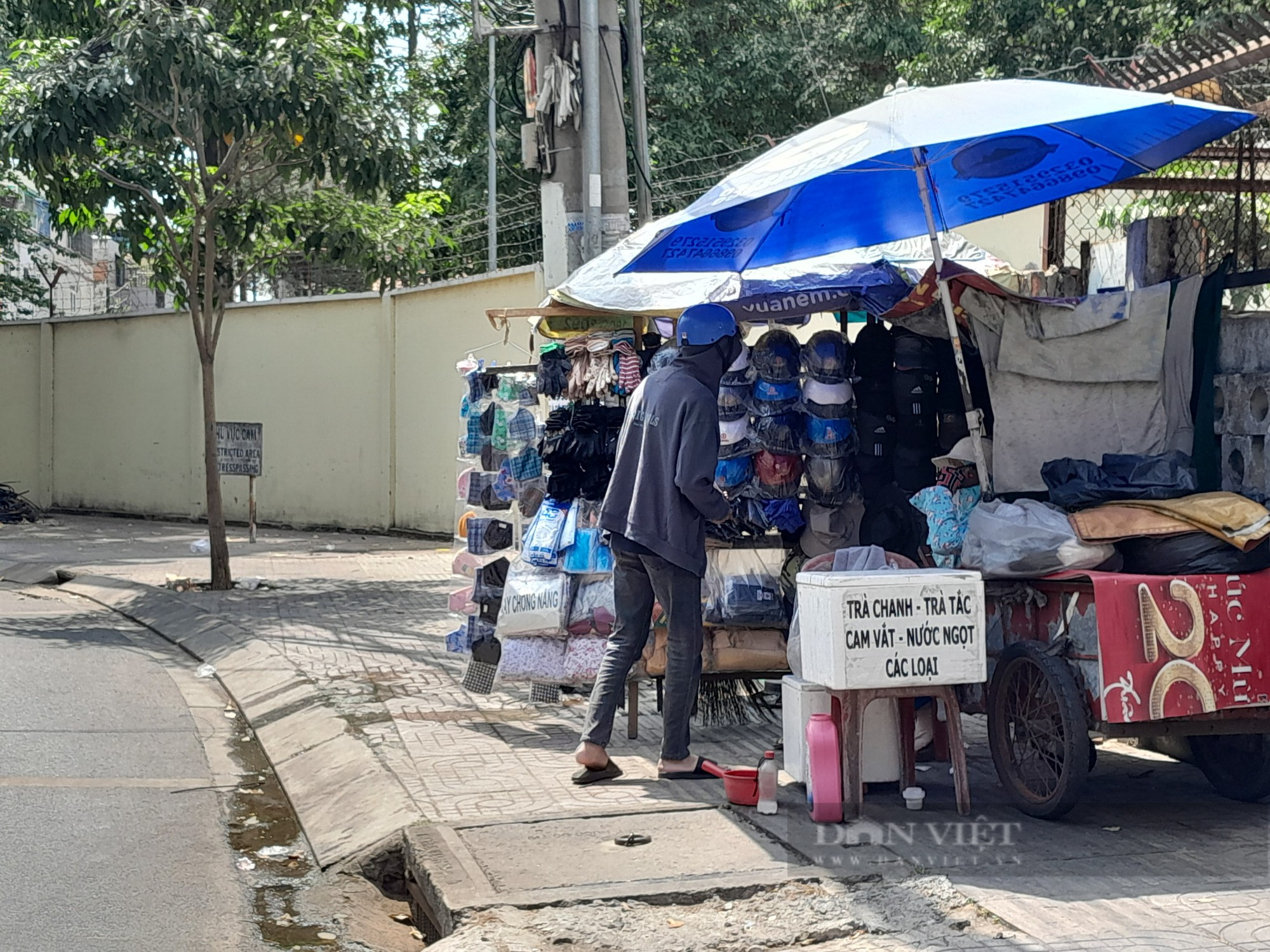 TP.HCM: Nắng gắt kéo dài, nước giải khát, kính râm bán chạy - Ảnh 4.