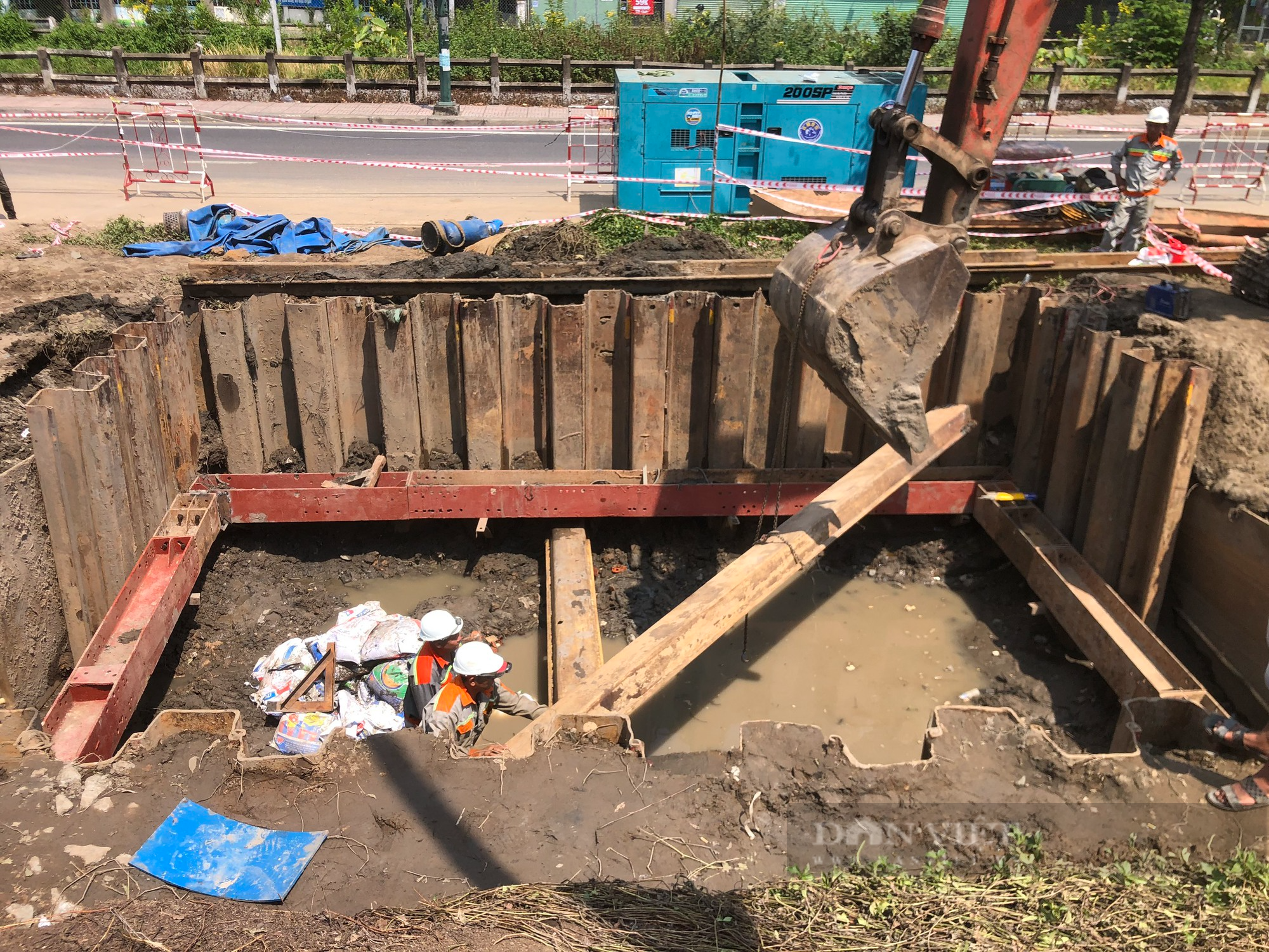 Cơ bản hoàn thành việc sửa chữa sự cố bể ống cấp nước ở TP.Thủ Đức - Ảnh 1.