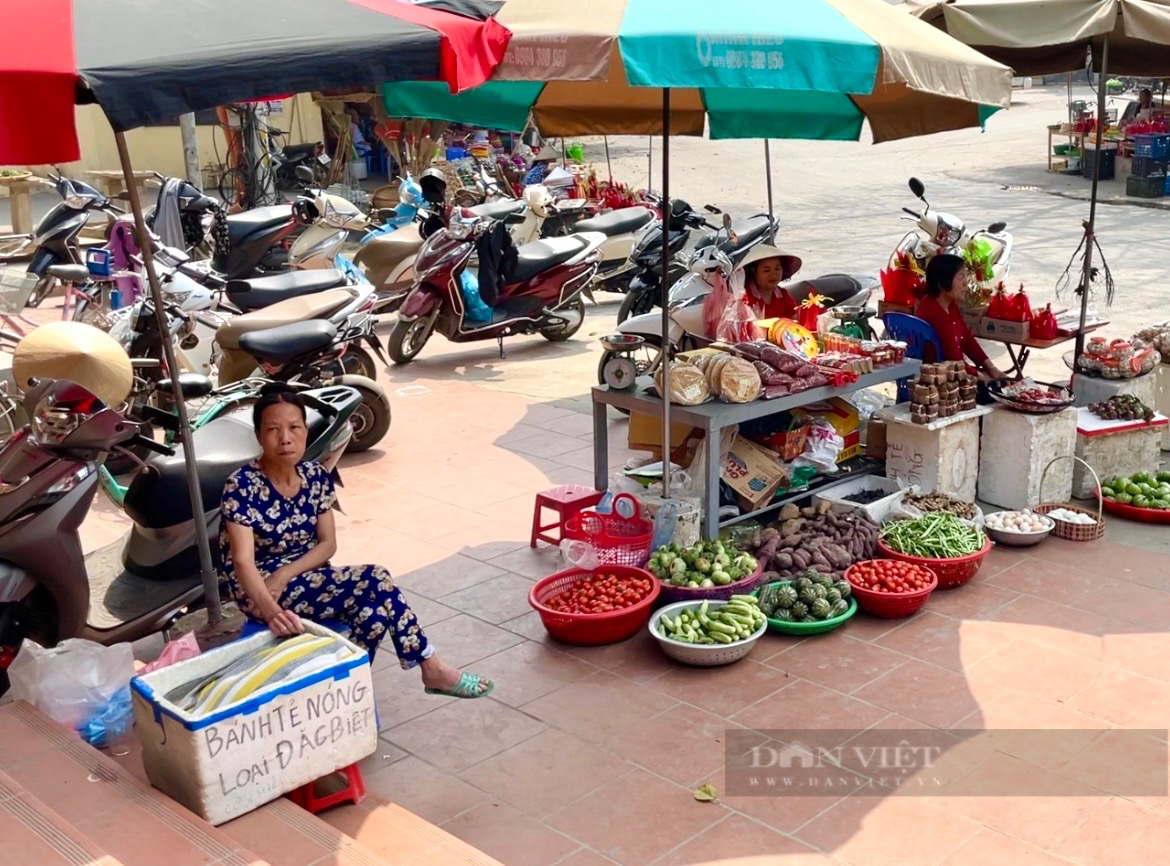 Ba Vì (Hà Nội): Các sạp hàng hóa &quot;bủa vây&quot; trước cổng chùa Mía - Ảnh 2.