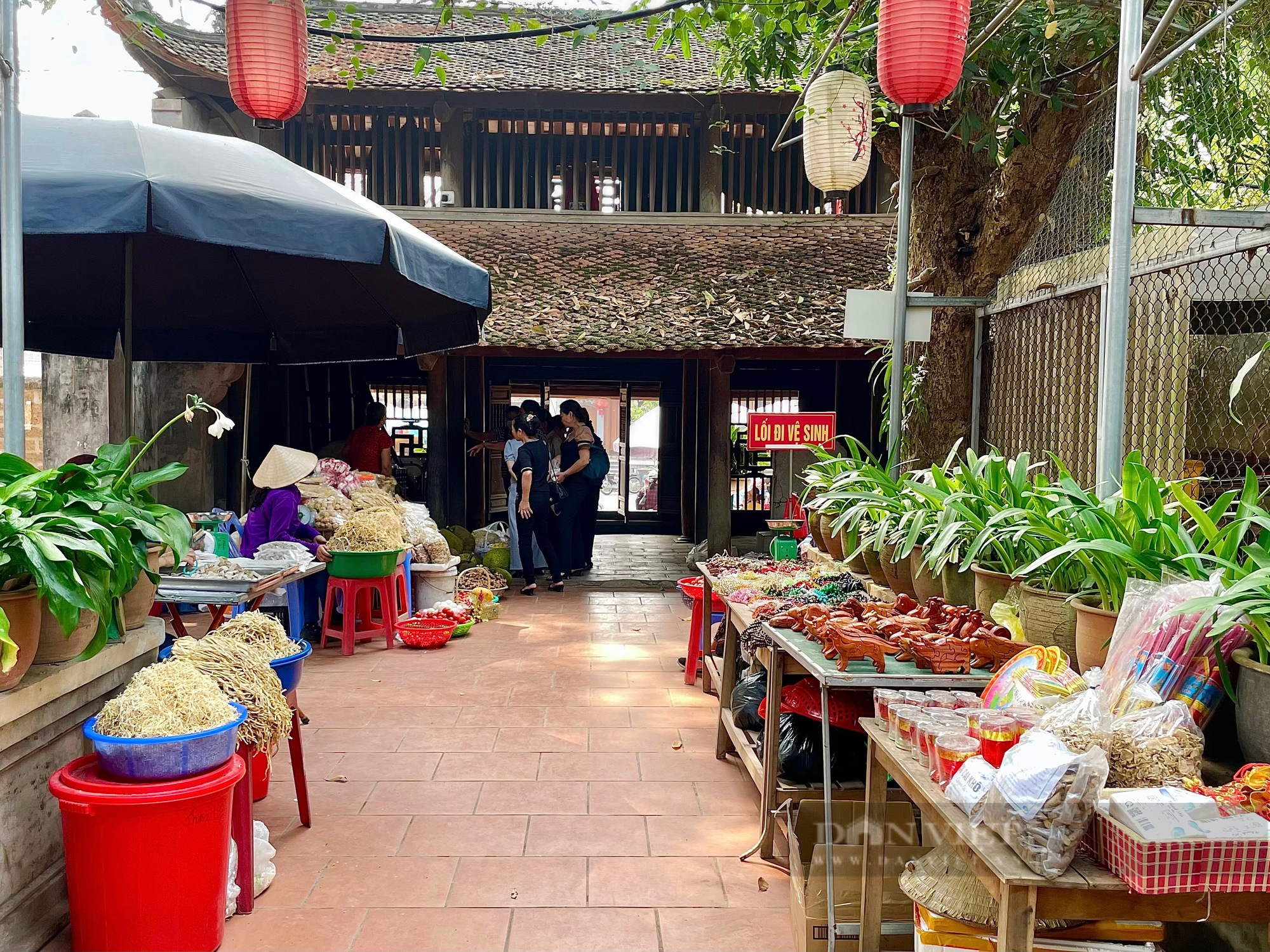 Ba Vì (Hà Nội): Các sạp hàng hóa &quot;bủa vây&quot; trước cổng chùa Mía - Ảnh 3.