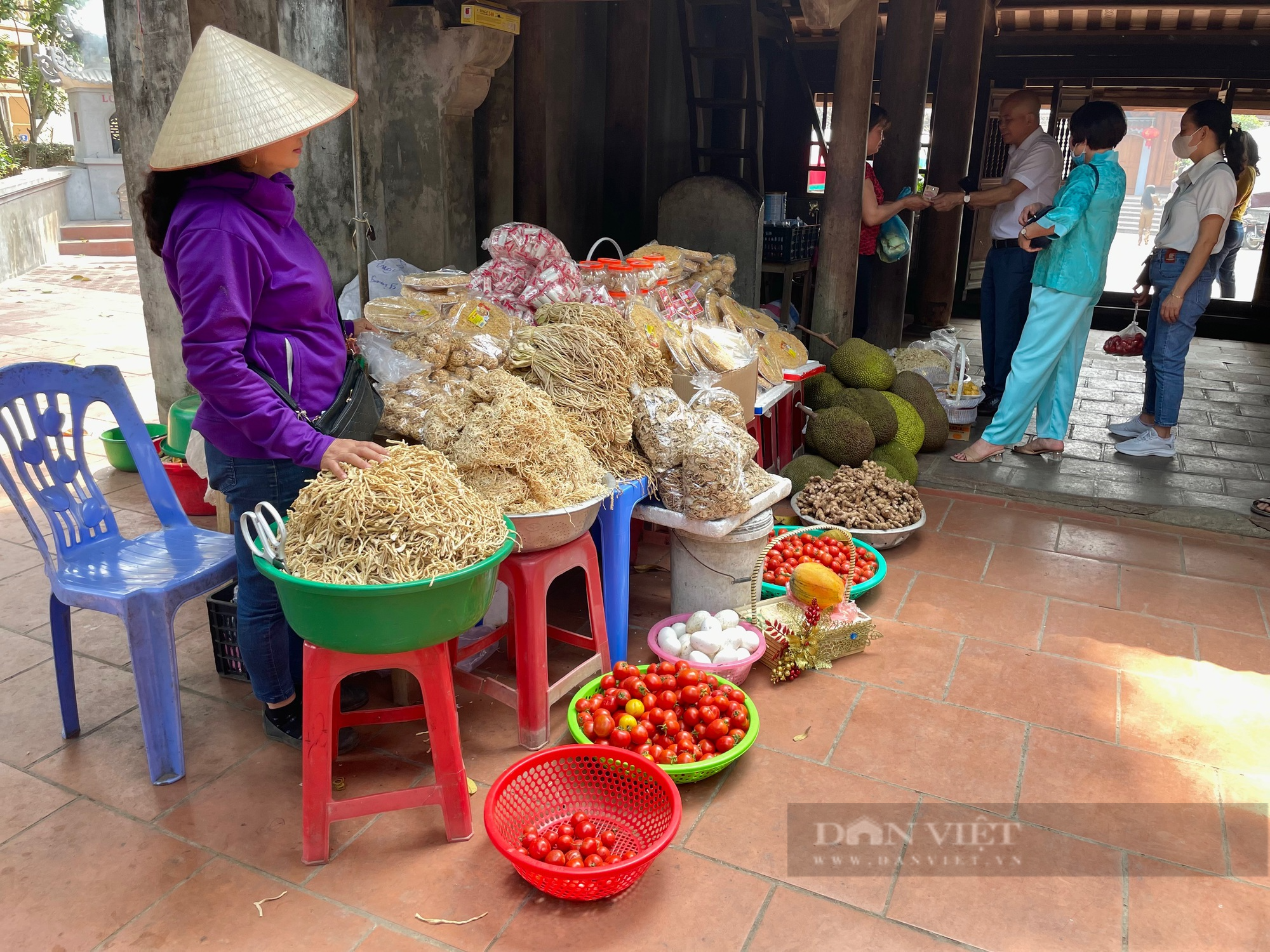Ba Vì (Hà Nội): Các sạp hàng hóa &quot;bủa vây&quot; trước cổng chùa Mía - Ảnh 4.