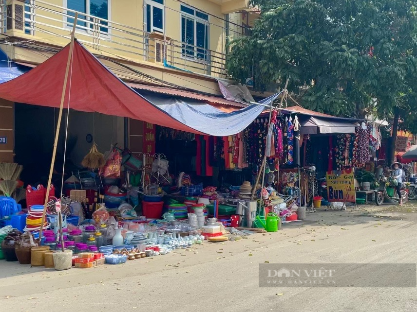 Ba Vì (Hà Nội): Sạp hàng hóa &quot;bủa vây&quot; trước cổng chùa Mía - Ảnh 5.
