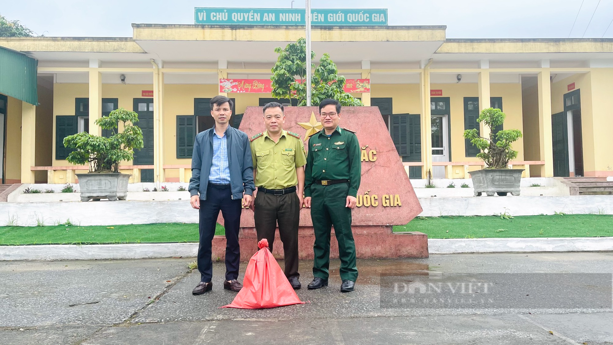Hà Tĩnh: Bàn giao trăn đất nặng hơn 5 kg, dài 3m thả về tự nhiên - Ảnh 1.