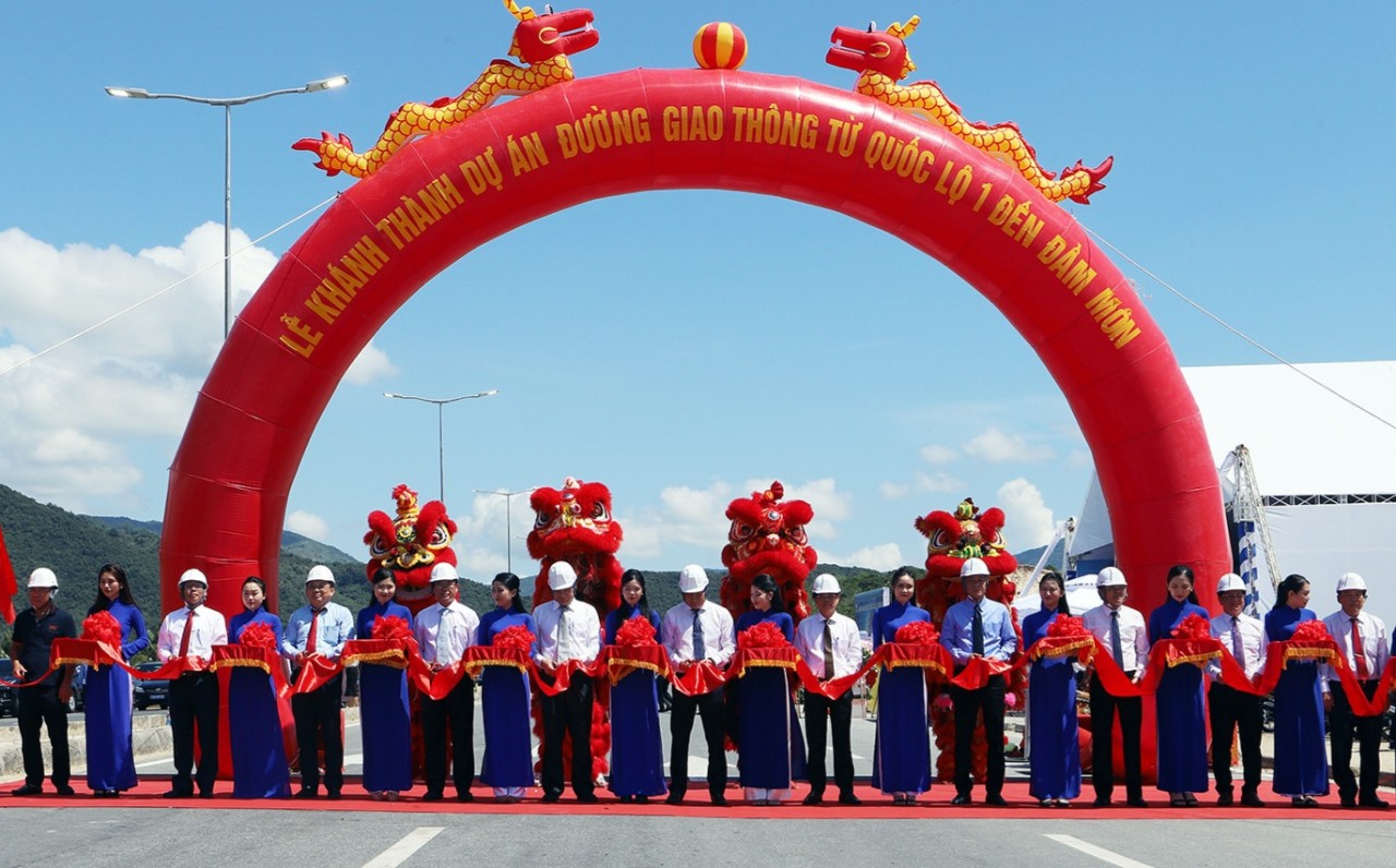 Khánh Hòa: Đường trị giá gần 1.000 tỷ đồng chính thức đi vào hoạt động - Ảnh 1. Khánh Hòa: Đường trị giá gần 1.000 tỷ đồng chính thức đi vào hoạt động - Ảnh 1.