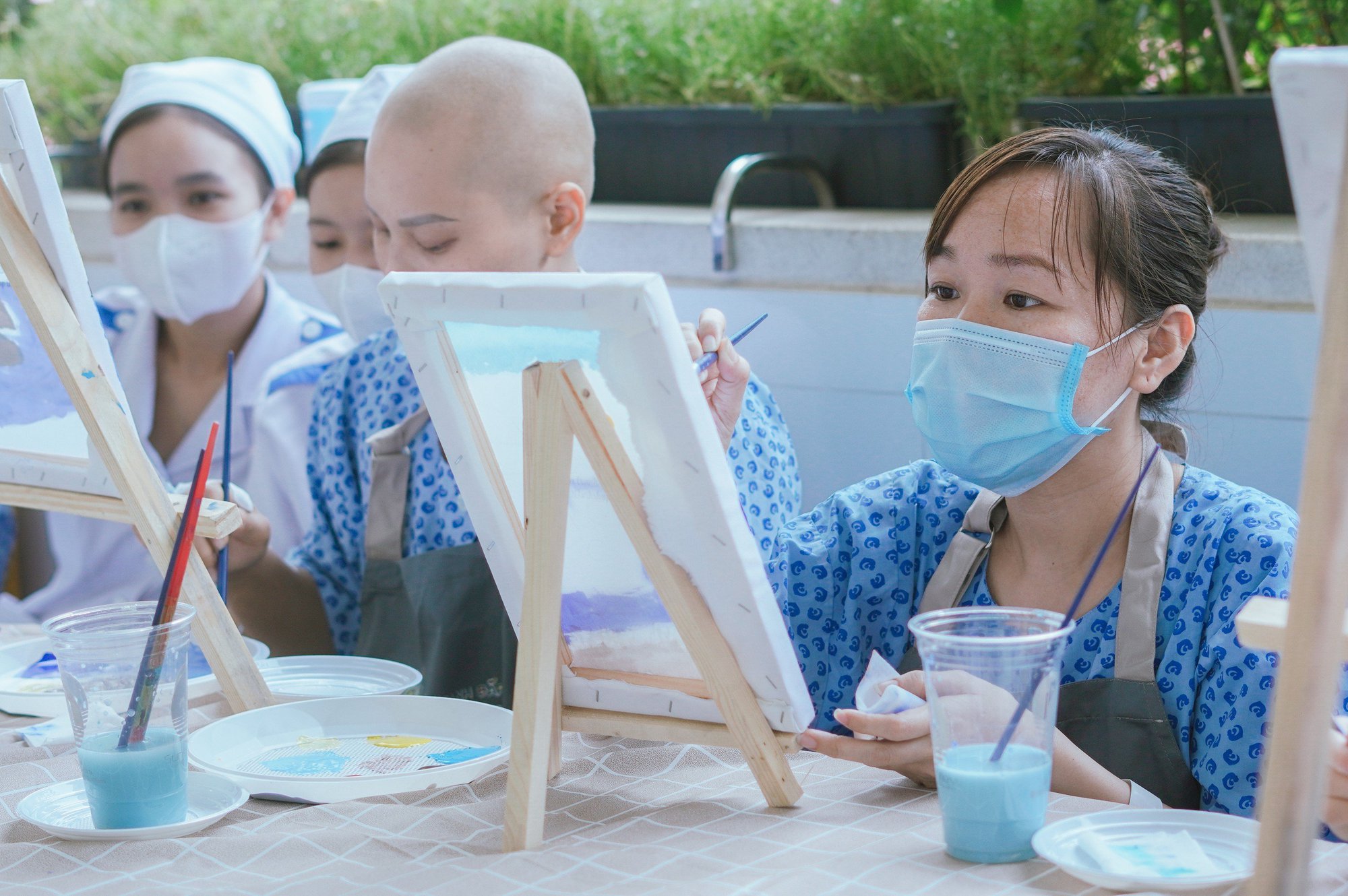 Cùng bệnh nhân ung thư &quot;vượt qua bóng tối&quot; - Ảnh 1.