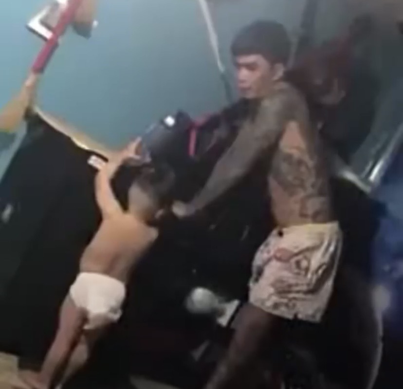 Người đàn ông xăm trổ và mẹ ruột bé trai 3 tuổi nghi bị bạo hành dương tính với ma túy - Ảnh 2.