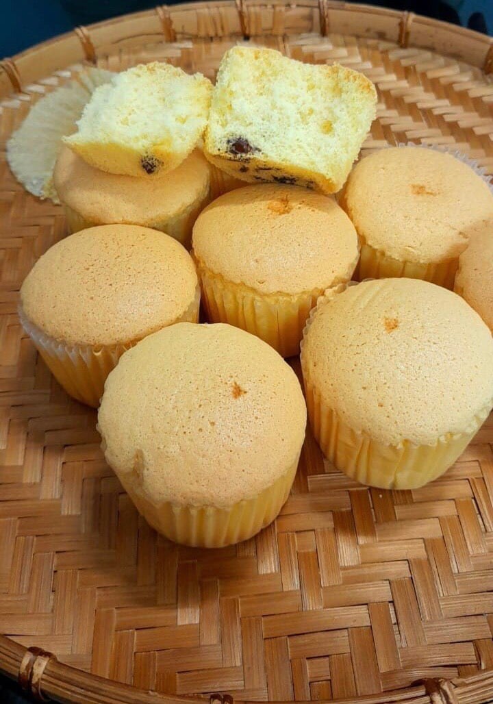 Mách bạn cách làm bánh bông lan &quot;cupcake&quot; bằng nồi chiên không dầu mềm thơm - Ảnh 2.