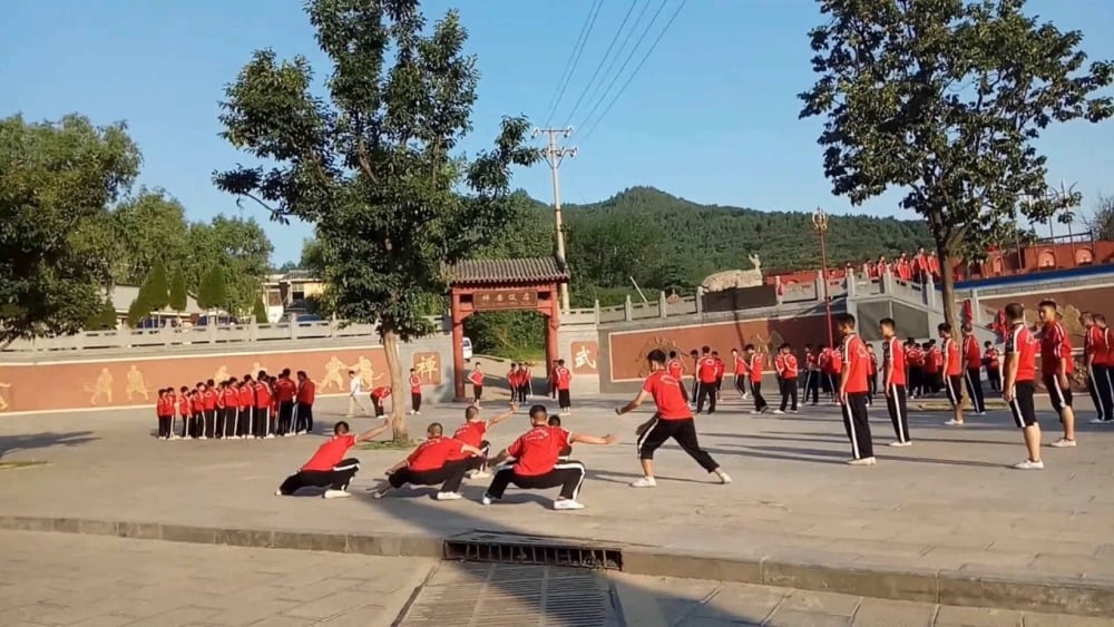 Trường dạy võ Thiếu Lâm lớn nhất Trung Quốc thành lập  năm nào, tọa lạc tại đâu? - Ảnh 2.