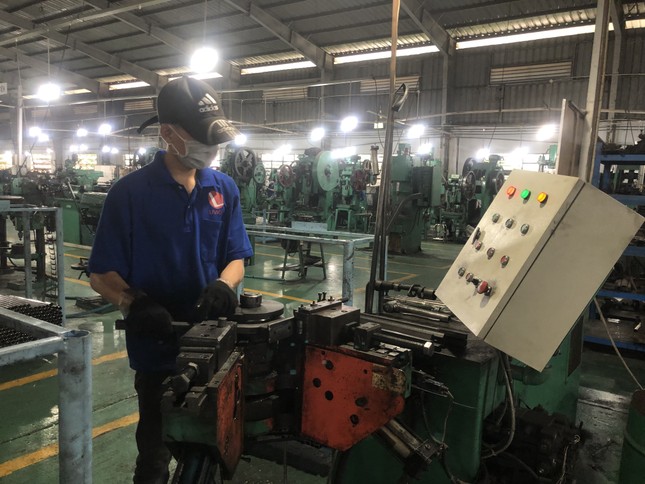 Đơn hàng giảm mạnh, lao động thiếu hụt, doanh nghiệp nín thở chờ thời - Ảnh 1.