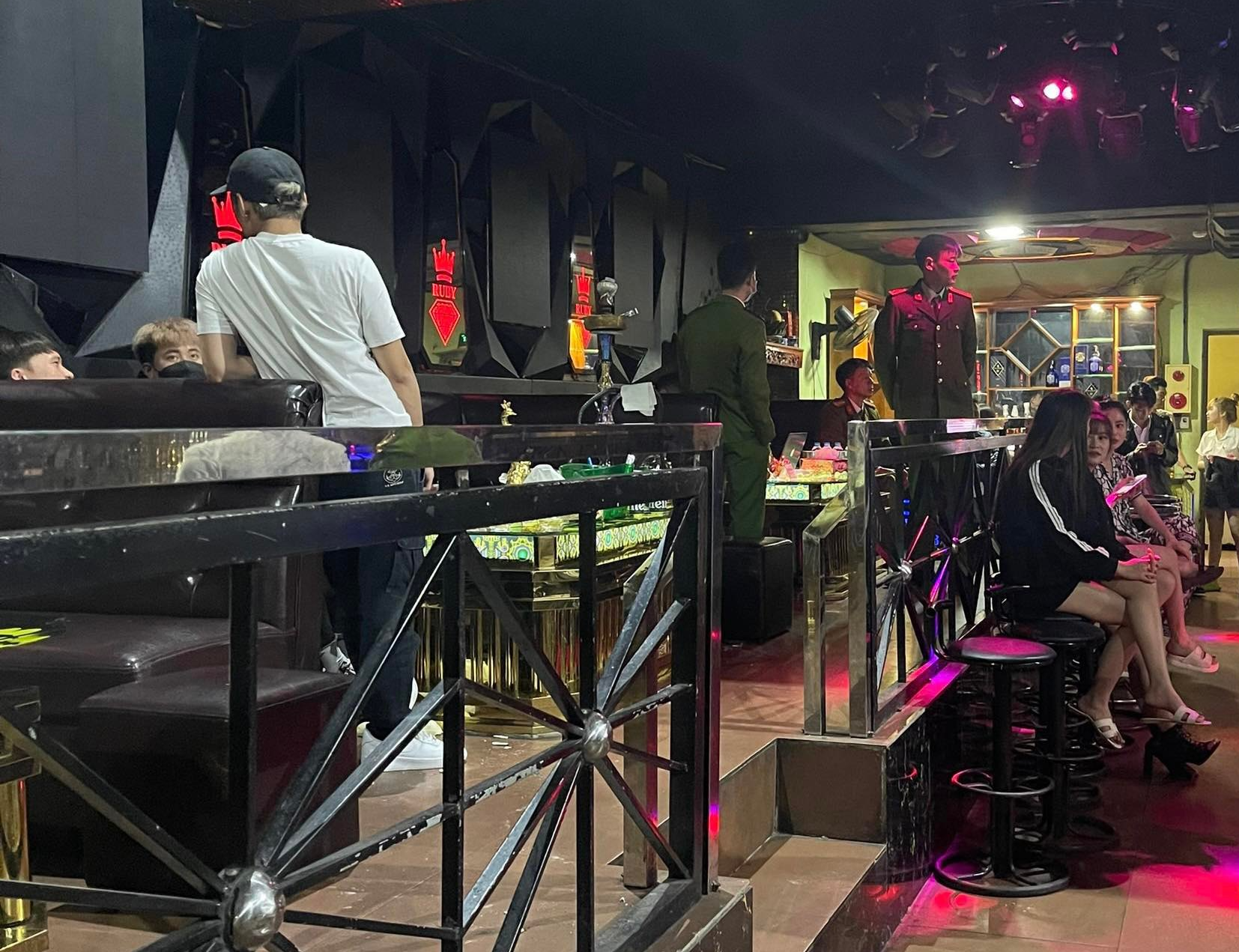 Hải Dương: Hoạt động chui, một quán Karaoke to nhất tỉnh bị Công an bắt quả tang - Ảnh 4.