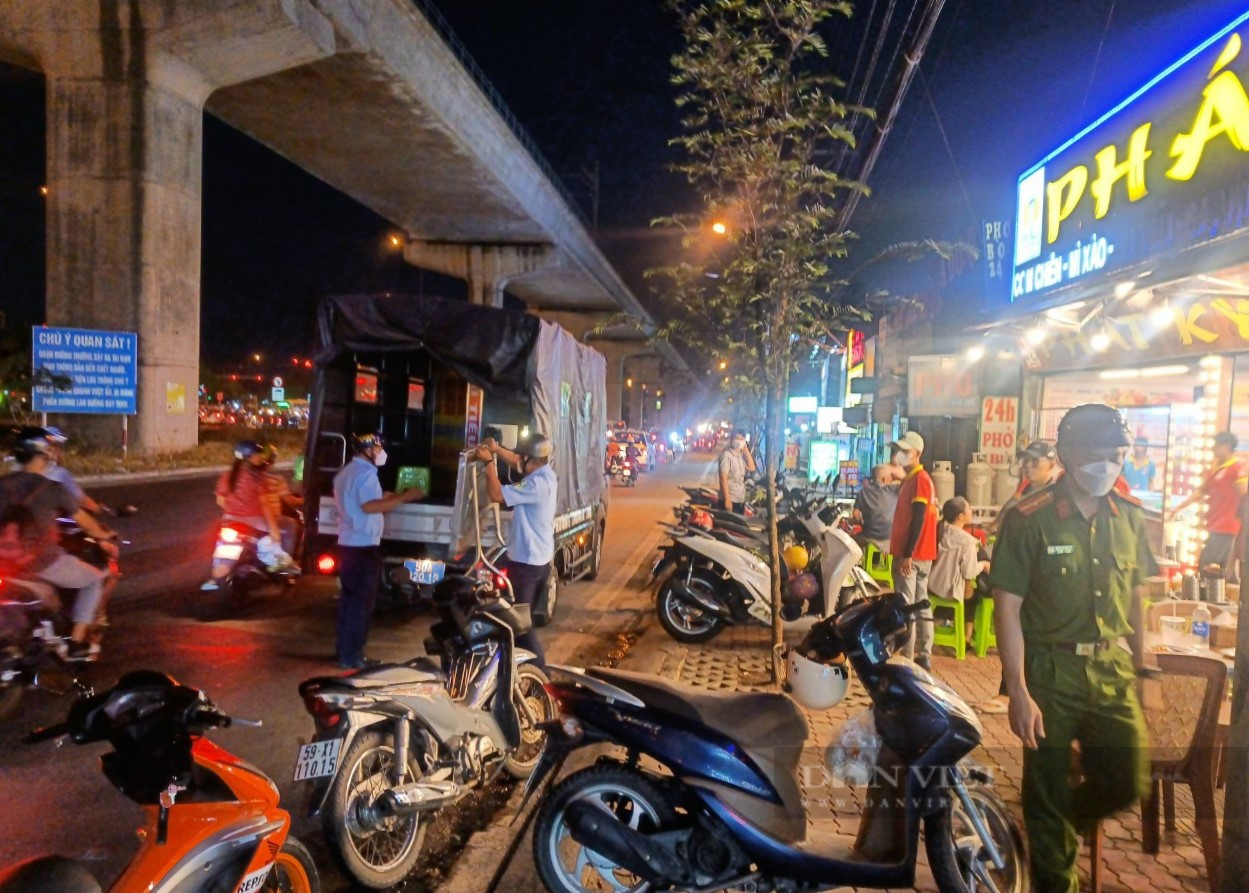 Người dân nhiều phường ở địa bàn TP.Thủ Đức lấn chiếm vỉa hè để kinh doanh hàng quán nhà chức trách đang làm gì? - Ảnh 1.