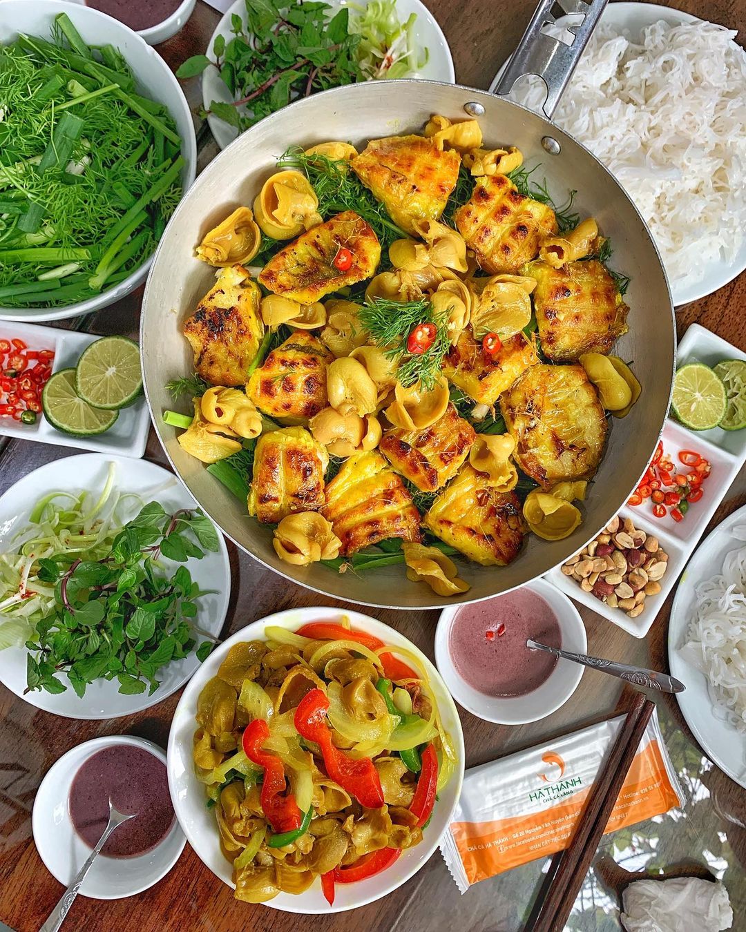 Khách Tây trầm trồ đặc sản Hà Nội: Đồ ăn ngon nhưng ấn tượng nhất lại ở 1 điều độc đáo khác - Ảnh 1.