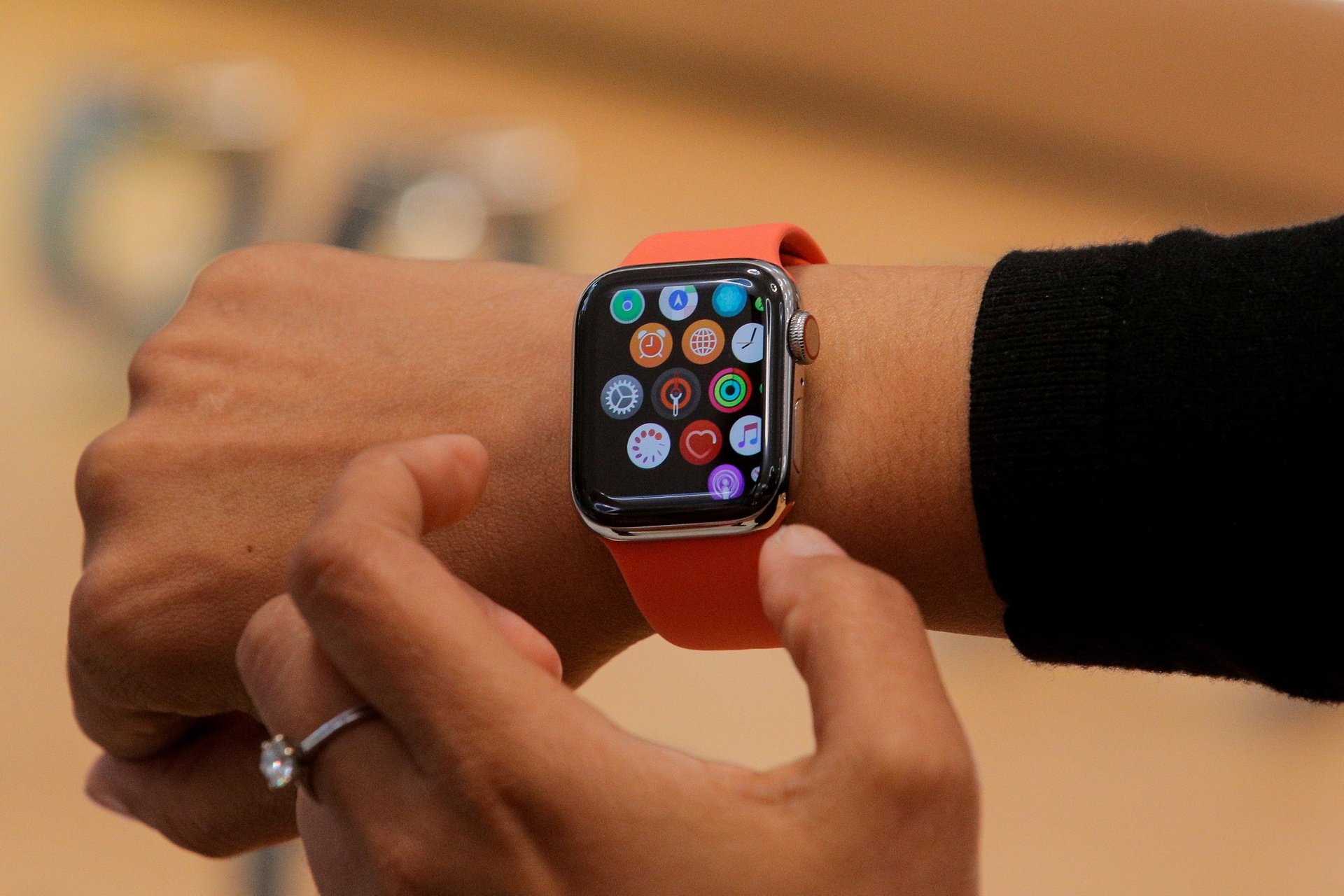Apple Watch áp đảo các đối thủ tại thị trường Việt Nam - Ảnh 2. Apple Watch áp đảo các đối thủ tại thị trường Việt Nam - Ảnh 2.