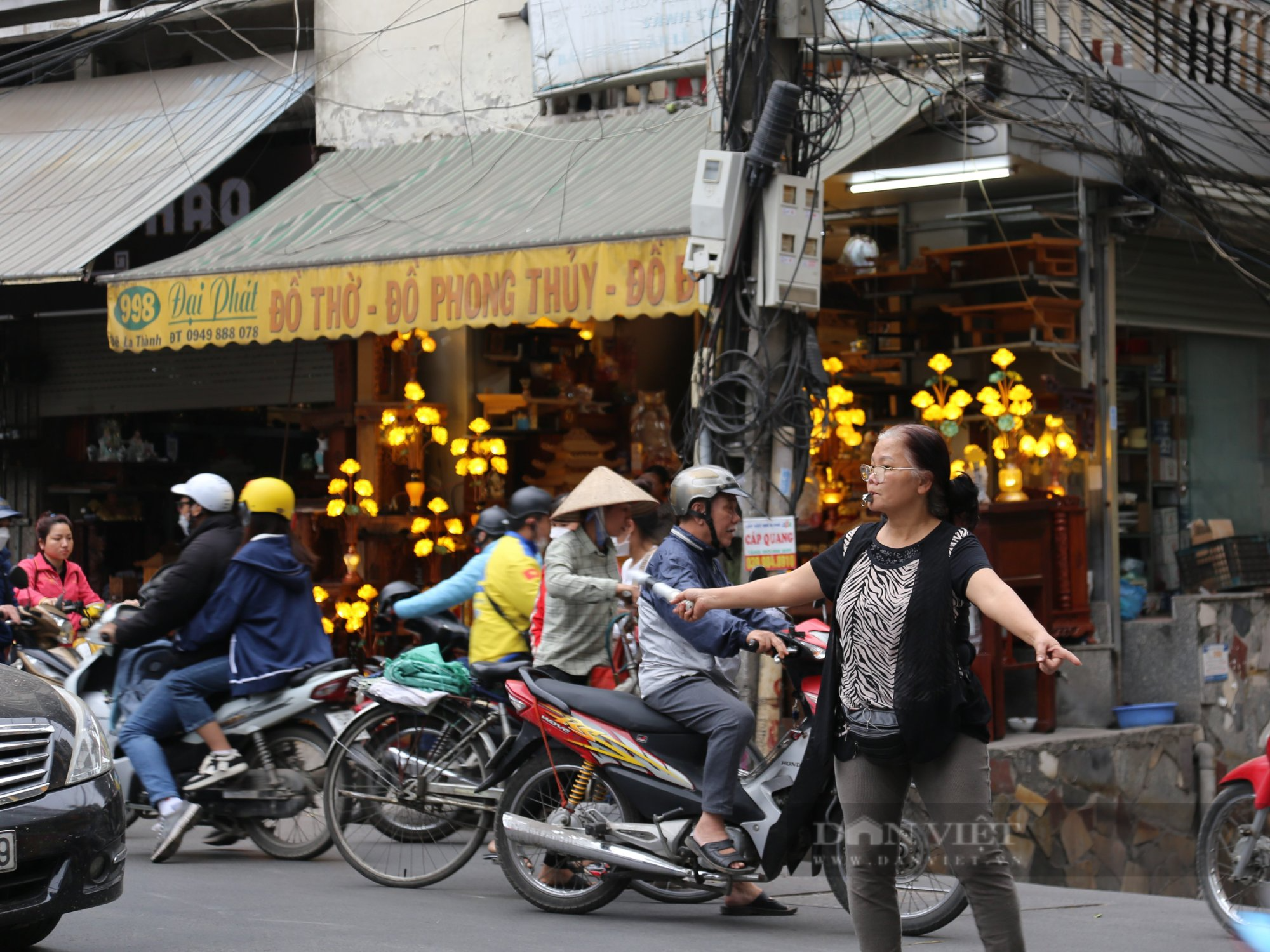 Người phụ nữ “vác tù và hàng tổng” điều tiết giao thông giờ cao điểm - Ảnh 2.