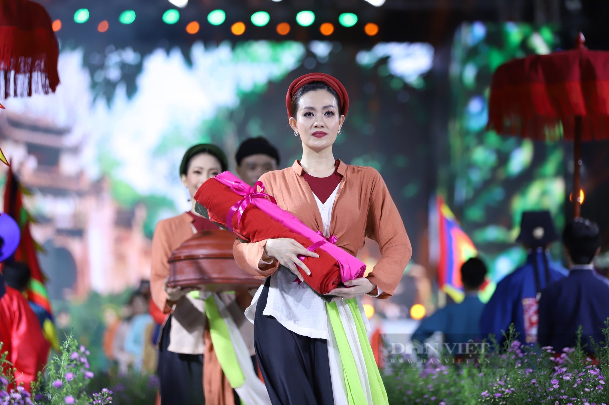 Lễ hội Áo dài TP.HCM 2023: Giữ hồn Việt qua tà áo dài truyền thống - Ảnh 4.