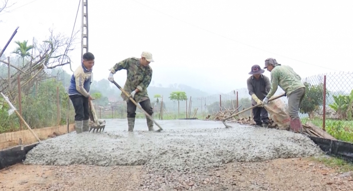 Người dân phấn khởi, góp công làm đường giao thông nông thôn - Ảnh 2.