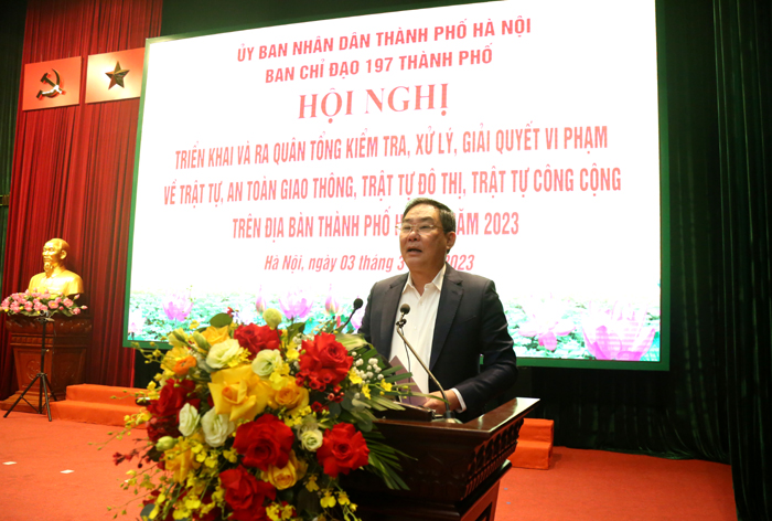 Giành lại vỉa hè, Hà Nội kiên quyết cưỡng chế đối tượng chống đối - Ảnh 3.