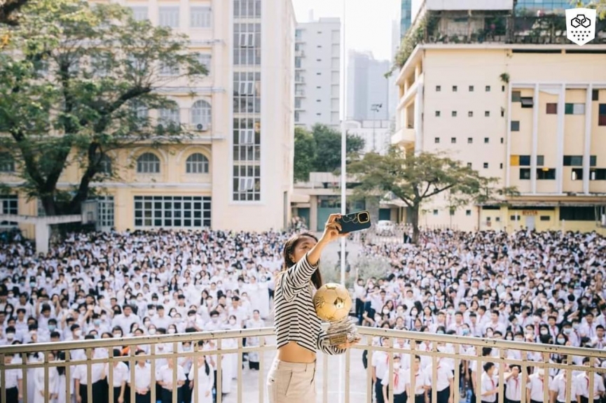 Lank FC ngỡ ngàng trước sức hút của Huỳnh Như - Ảnh 1.