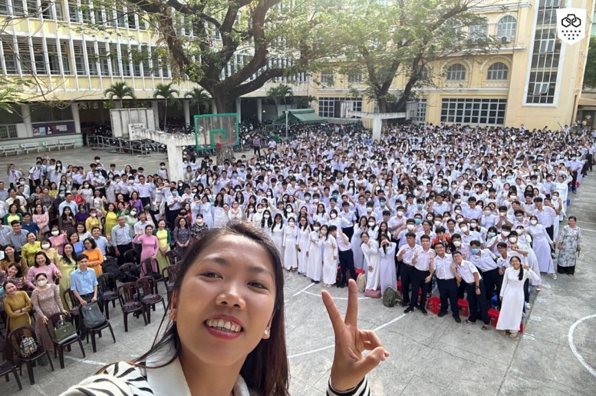 Lank FC ngỡ ngàng trước sức hút của Huỳnh Như - Ảnh 2.