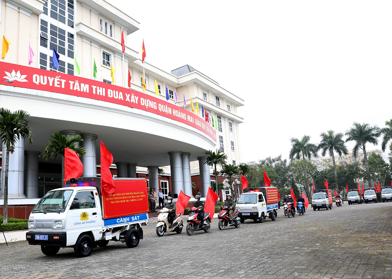 Quận Hoàng Mai tổng kiểm tra, xử lý, giải quyết vi phạm về trật tự an toàn giao thông - Ảnh 1.