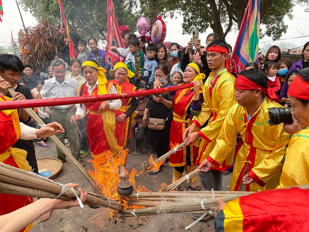 Xem thi đấu ván chèo đứng, trình diễn áo dài, hát Xoan tại Giỗ Tổ Hùng Vương 2023 - Ảnh 1.