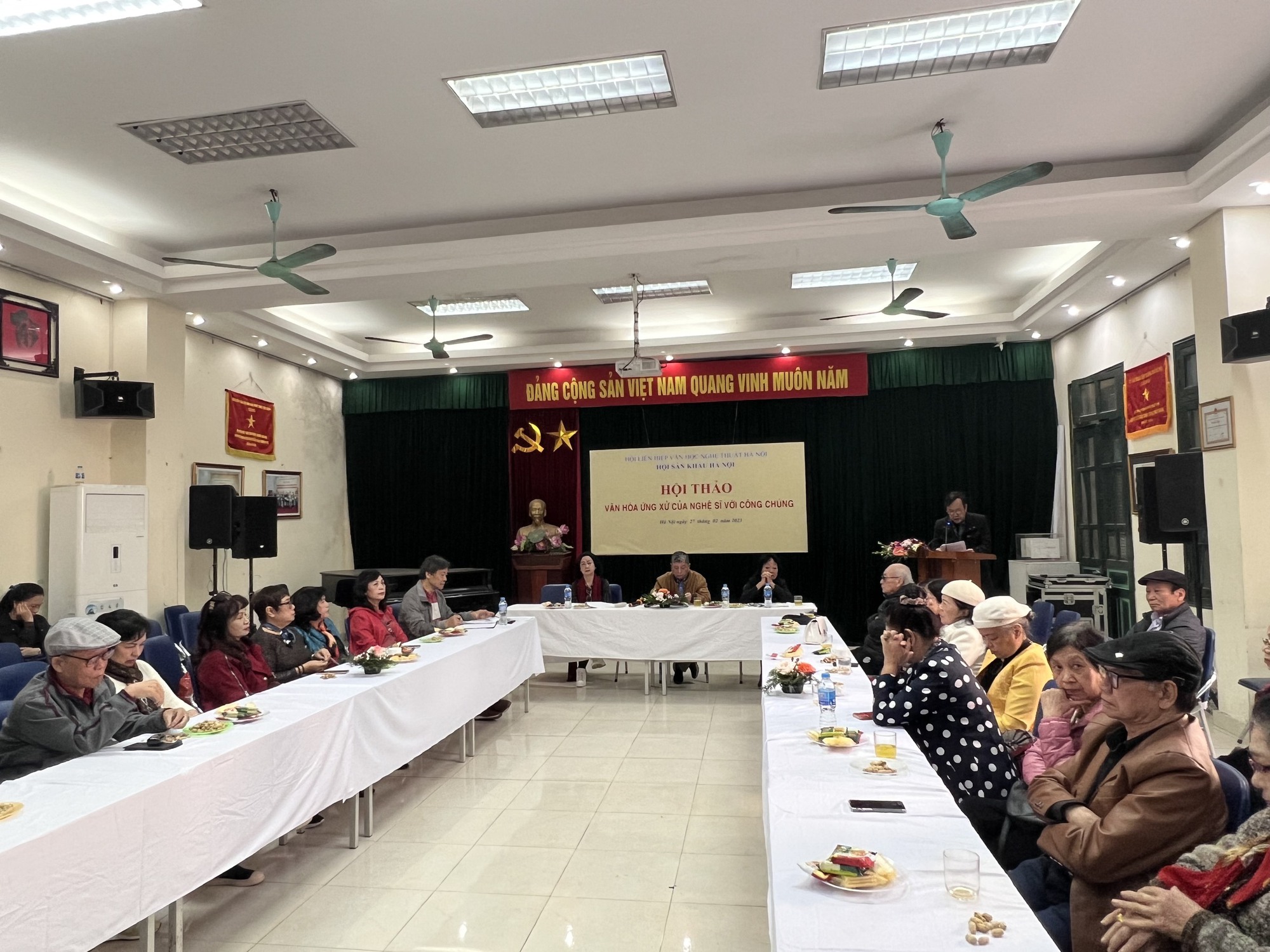 Báo động văn hóa ứng xử của nghệ sỹ: Ảo tưởng quyền lực, mắc bệnh “ngôi sao”, cố tạo phong cách sang chảnh? (Bài 1) - Ảnh 1.