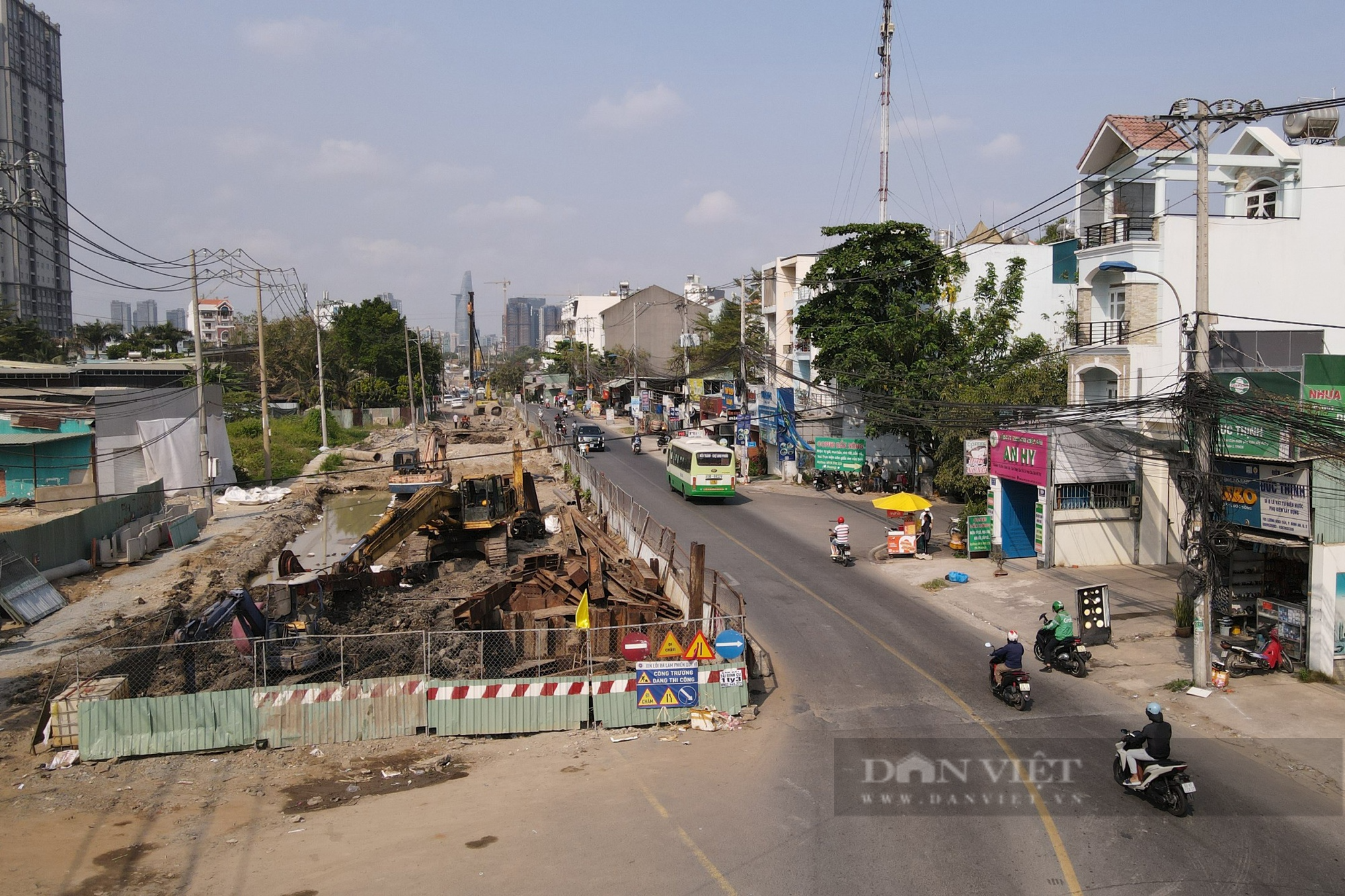 Hiện trạng con đường “đau khổ” dài khoảng 2,5km làm 8 năm chưa xong, mới tái thi công lại gặp “vướng” - Ảnh 1.