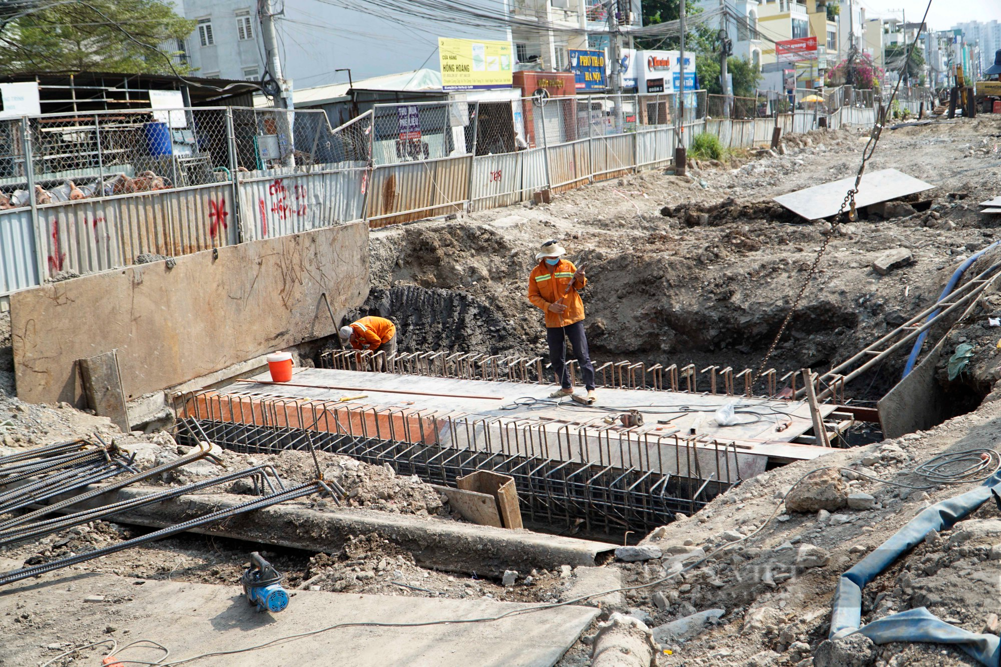 Hiện trạng con đường “đau khổ” dài khoảng 2,5km làm 8 năm chưa xong, mới tái thi công lại gặp “vướng” - Ảnh 6.