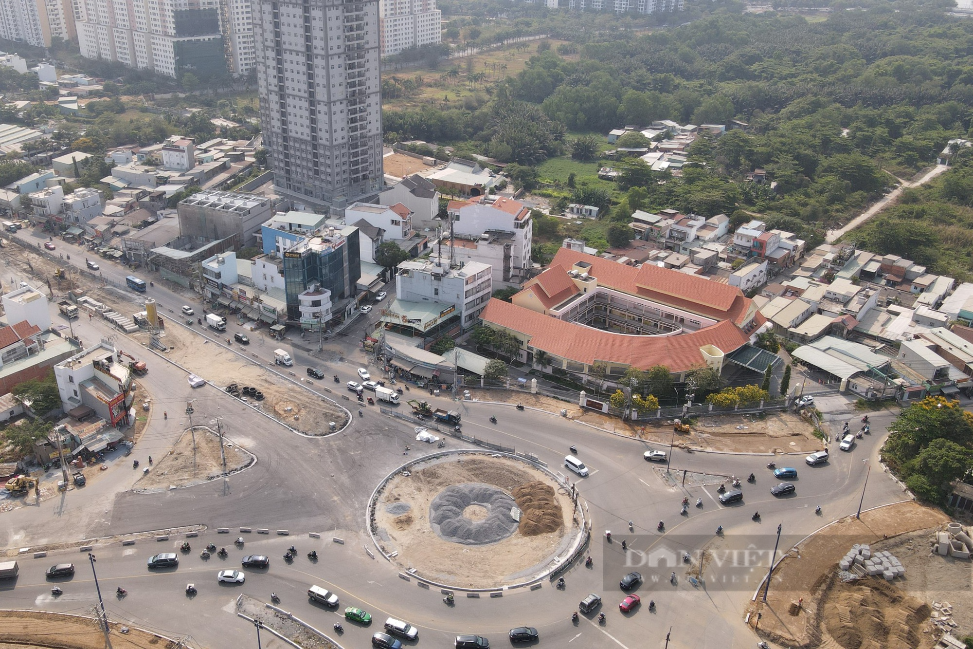 Hiện trạng con đường “đau khổ” dài khoảng 2,5km làm 8 năm chưa xong, mới tái thi công lại gặp “vướng” - Ảnh 8.