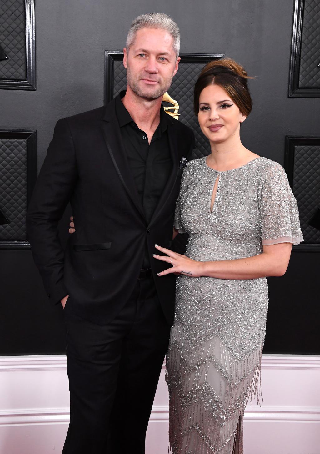 Nữ ca sĩ Lana Del Rey đính hôn với bạn trai - Ảnh 3.
