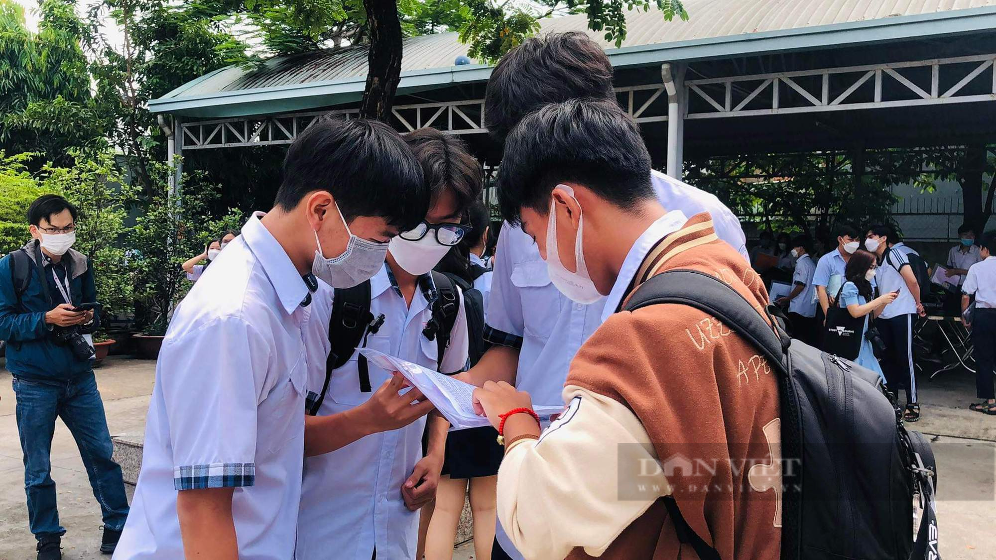 Thi vào lớp 10 Hà Nội: Học sinh học ngày học đêm, phụ huynh xót con   - Ảnh 2.
