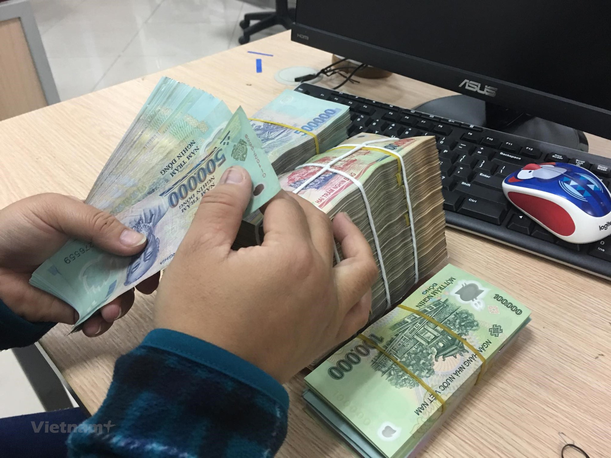 Vụ ép dân mua bảo hiểm mới được vay tiền: Bộ Tài chính đã phát hiện sai phạm, đang chờ công bố! - Ảnh 1.