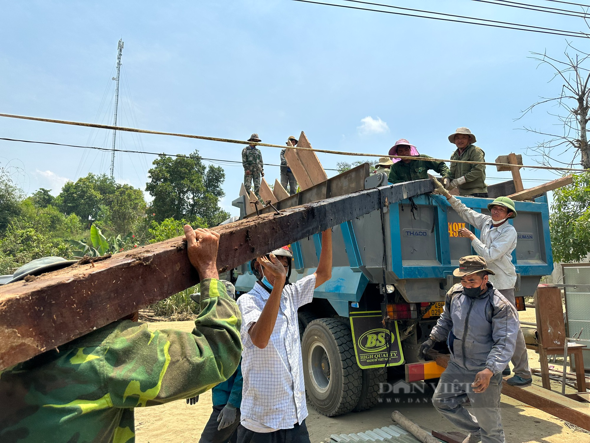 Huy động toàn lực hỗ trợ di dời hàng trăm hộ dân khỏi lòng hồ Krông Pách Thượng - Ảnh 1.