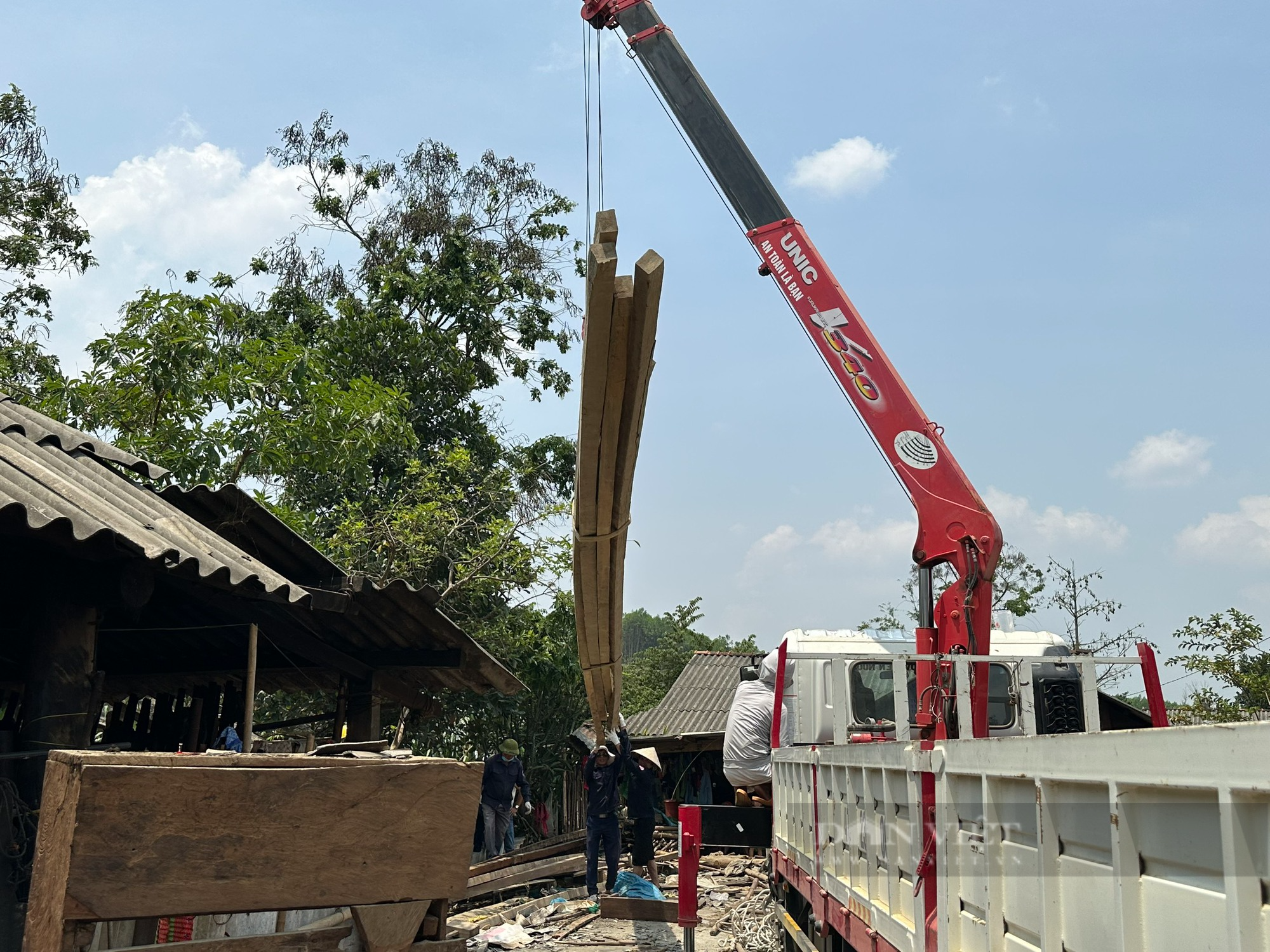 Huy động toàn lực hỗ trợ di dời hàng trăm hộ dân khỏi lòng hồ Krông Pách Thượng - Ảnh 3.