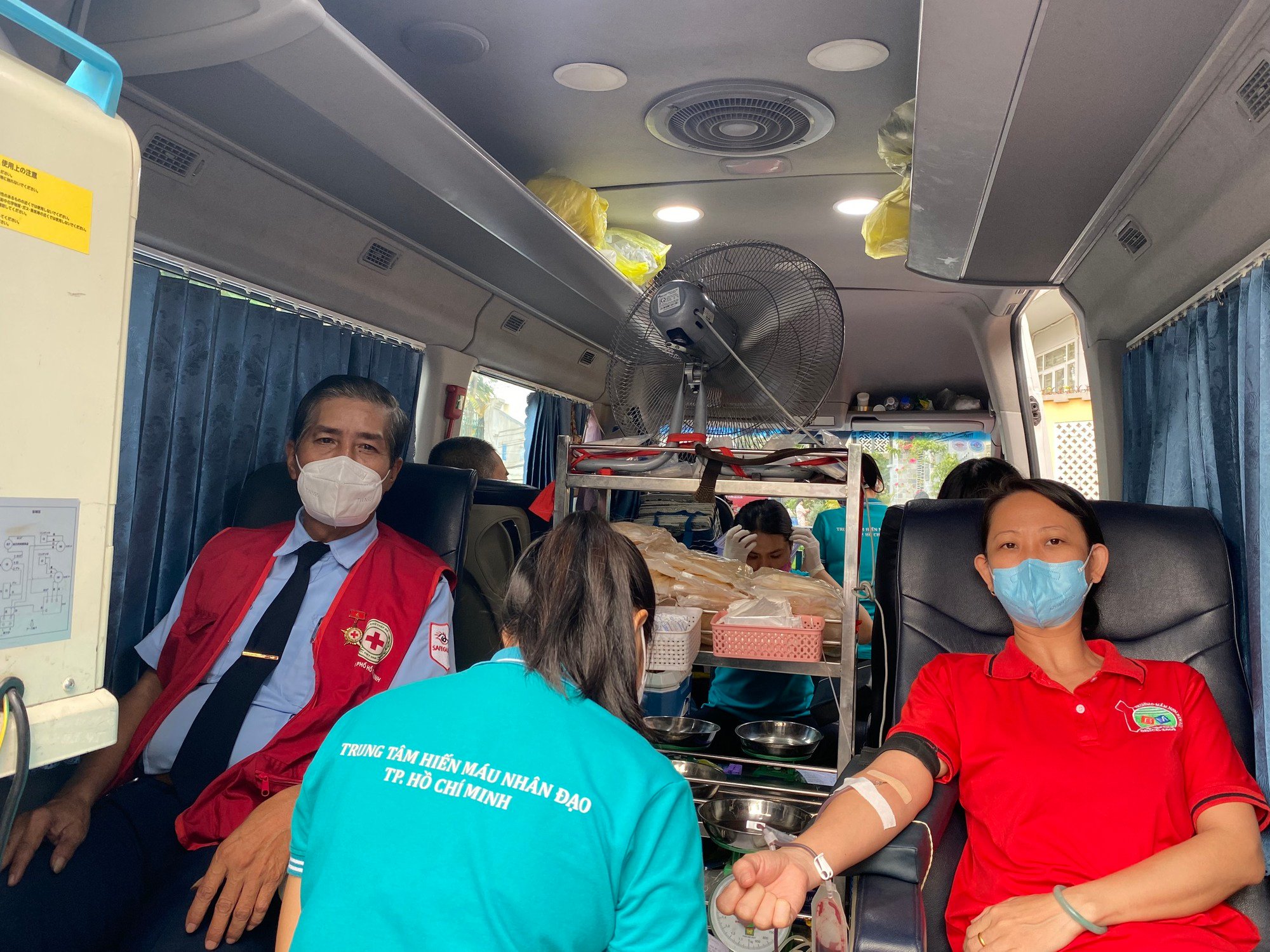 Phụ huynh hiến máu nhân đạo tại trường con học: Thấy hạnh phúc và &quot;ngầu&quot; - Ảnh 3.