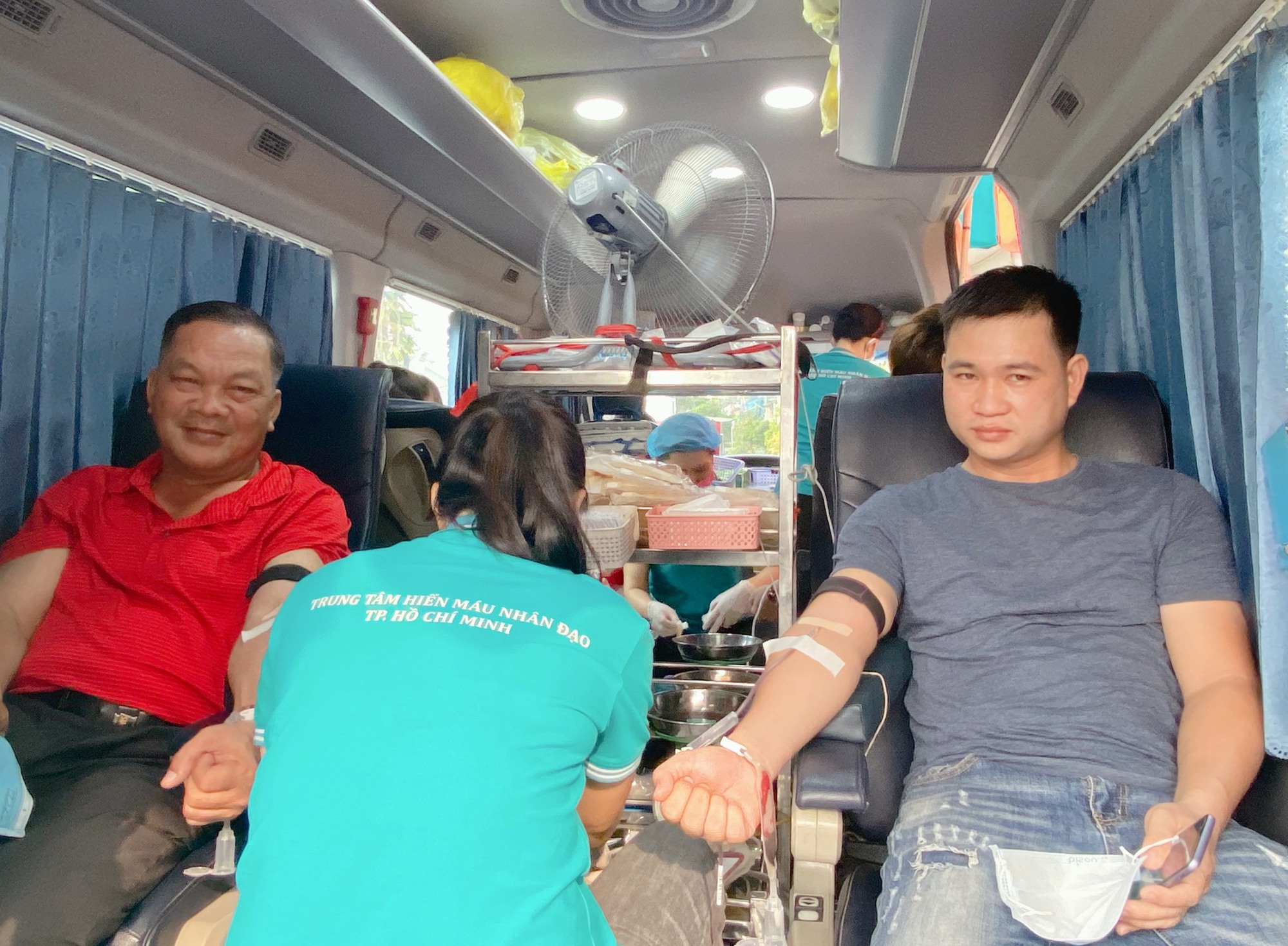 Phụ huynh hiến máu nhân đạo tại trường con học: Thấy hạnh phúc và &quot;ngầu&quot; - Ảnh 1.