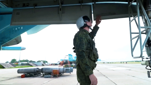 Phi công Nga thoát hiểm sau khi &quot;thú mỏ vịt&quot; Su-34 bị bắn hạ - Ảnh 1.