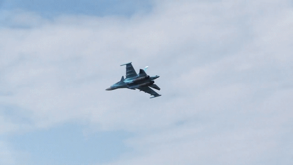 Phi công Nga thoát hiểm sau khi &quot;thú mỏ vịt&quot; Su-34 bị bắn hạ - Ảnh 10.