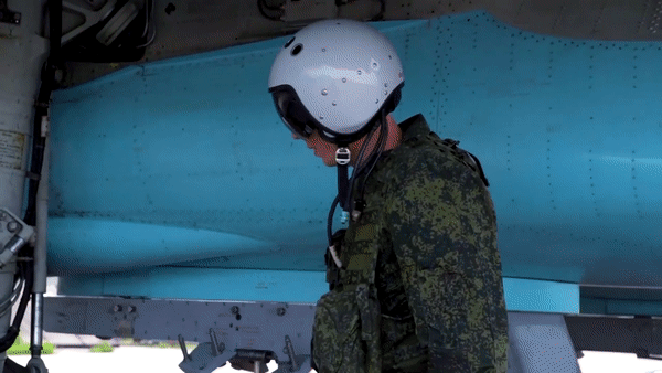 Phi công Nga thoát hiểm sau khi &quot;thú mỏ vịt&quot; Su-34 bị bắn hạ - Ảnh 2.