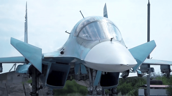 Phi công Nga thoát hiểm sau khi &quot;thú mỏ vịt&quot; Su-34 bị bắn hạ - Ảnh 3.