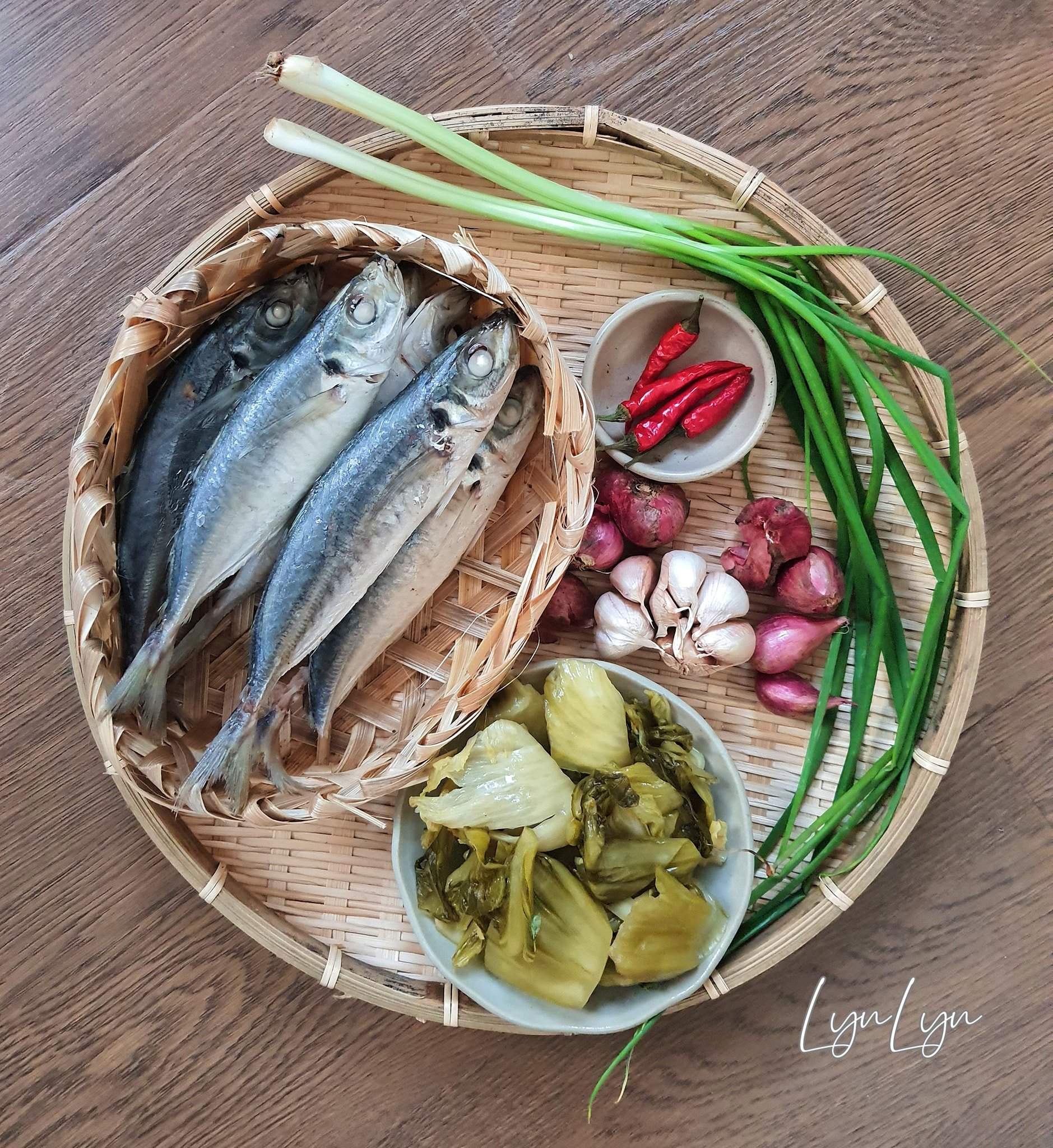 Mách bạn cách làm món cá nục hấp om cải chua ngon đúng điệu - Ảnh 2.