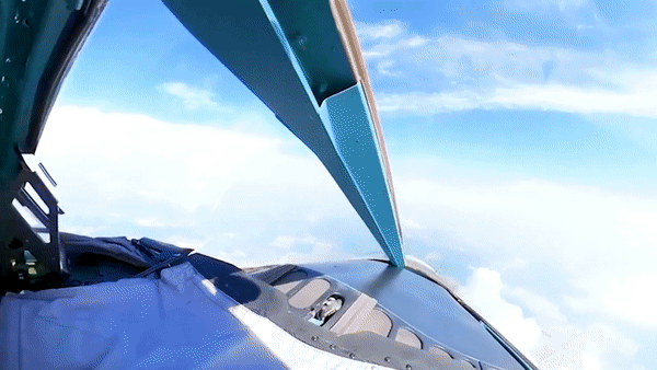 Phi công Nga thoát hiểm sau khi &quot;thú mỏ vịt&quot; Su-34 bị bắn hạ - Ảnh 5.