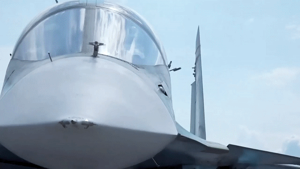Phi công Nga thoát hiểm sau khi &quot;thú mỏ vịt&quot; Su-34 bị bắn hạ - Ảnh 7.