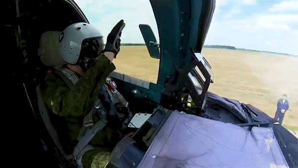 Phi công Nga thoát hiểm sau khi &quot;thú mỏ vịt&quot; Su-34 bị bắn hạ - Ảnh 8.